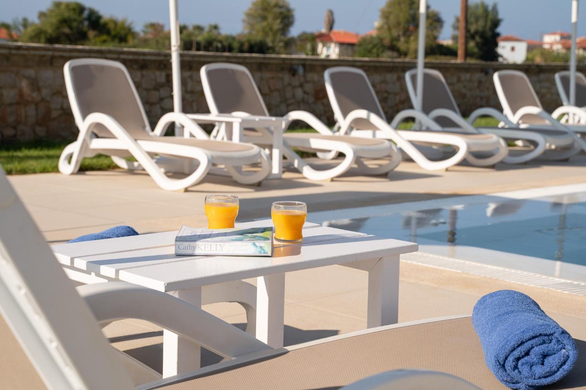 Hotel Niriides Luxury Villas 3*
