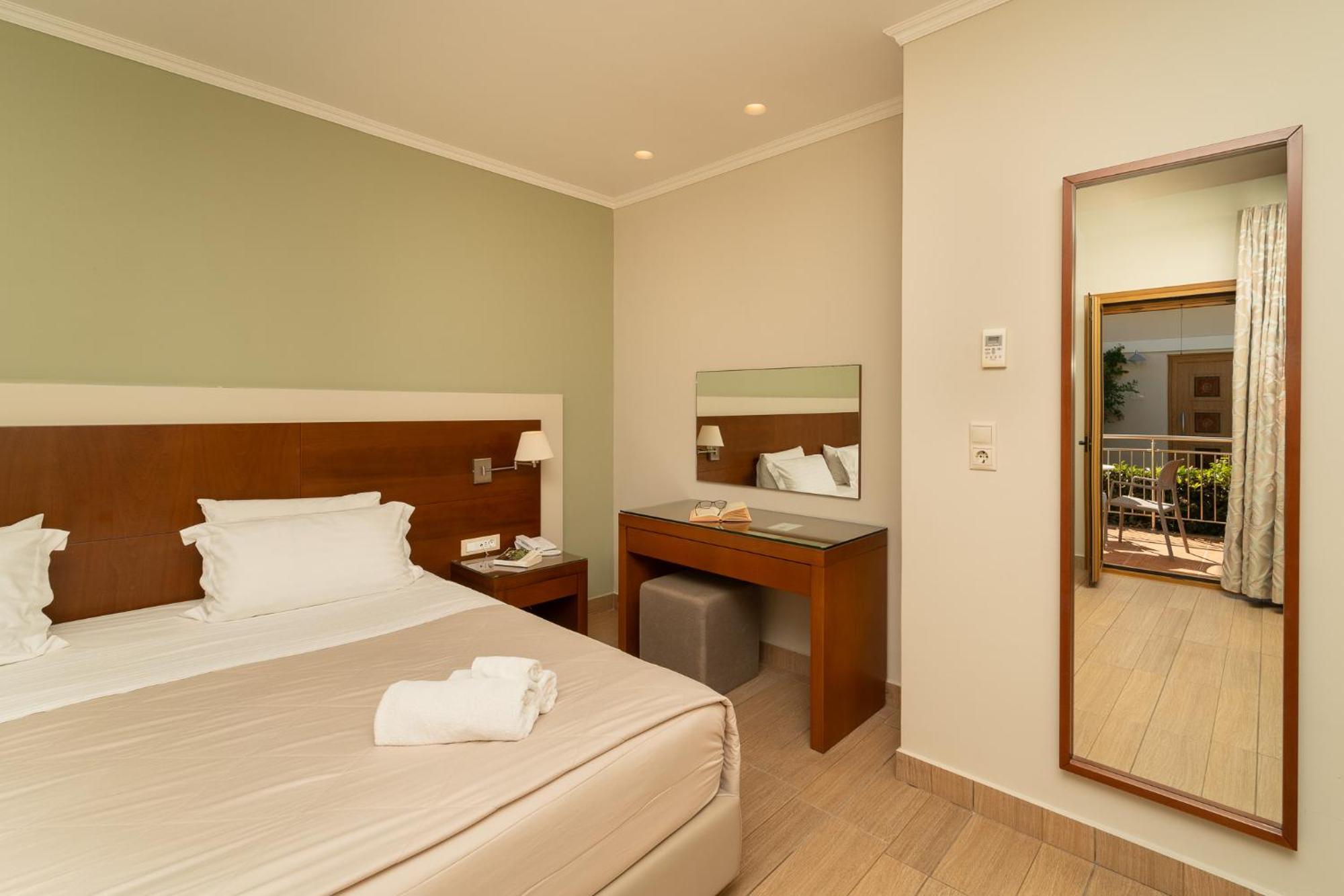 Niriides Luxury Villas Hotel 3*