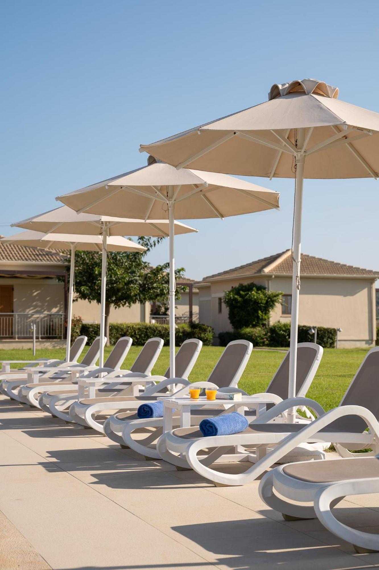 Niriides Luxury Villas Hotel 3*