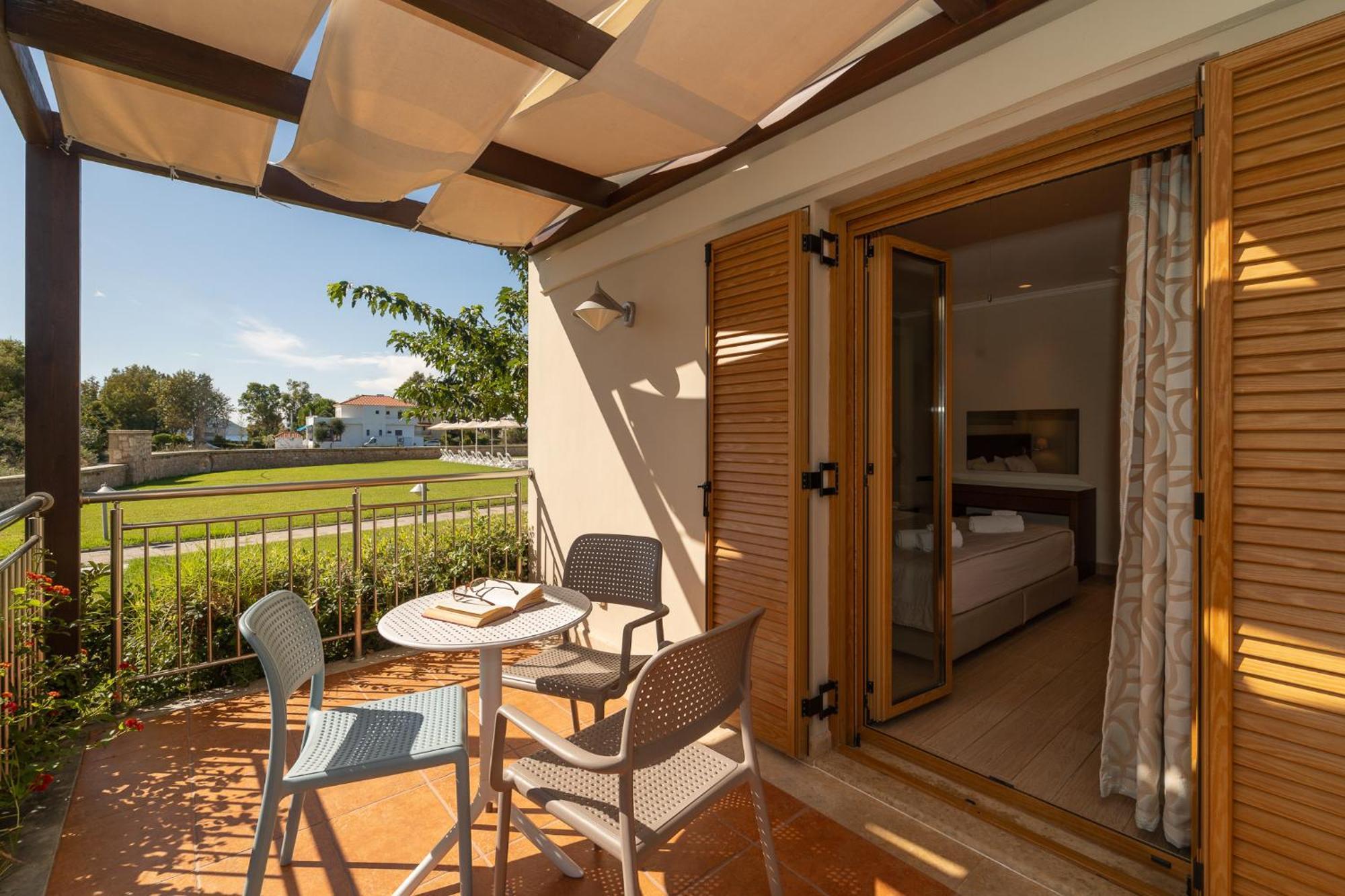 Niriides Luxury Villas Hotel 3*