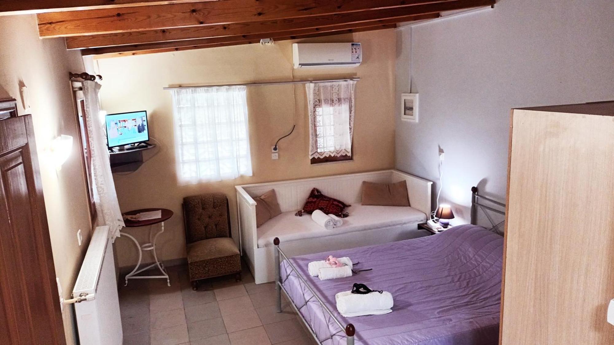 Holiday home Olives House Vromonerion