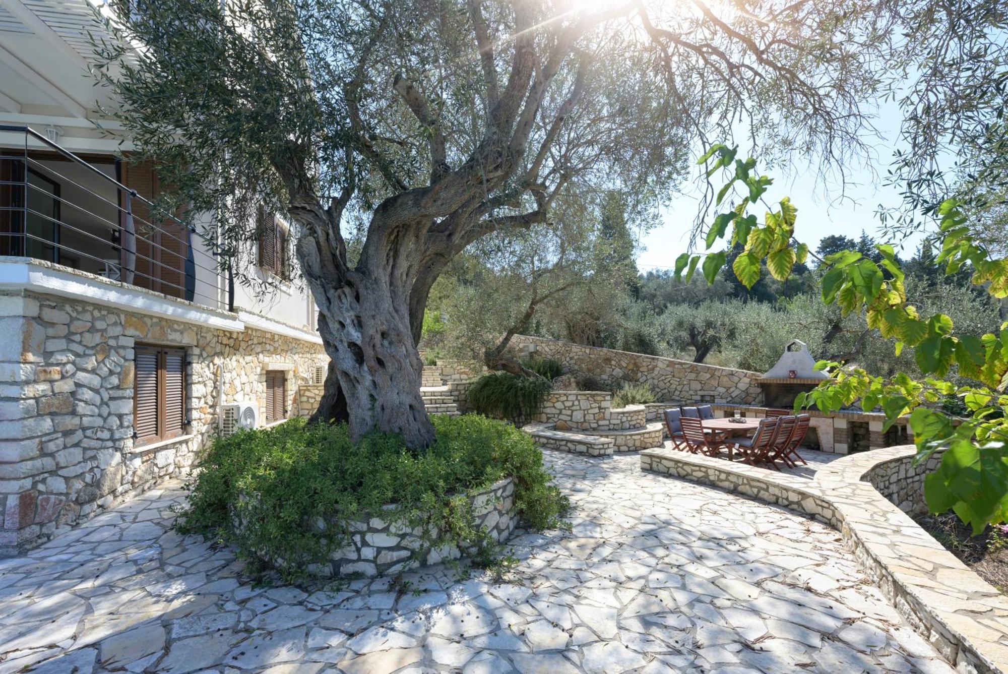 Bougarini Haven Family Rock Pool Oasis *