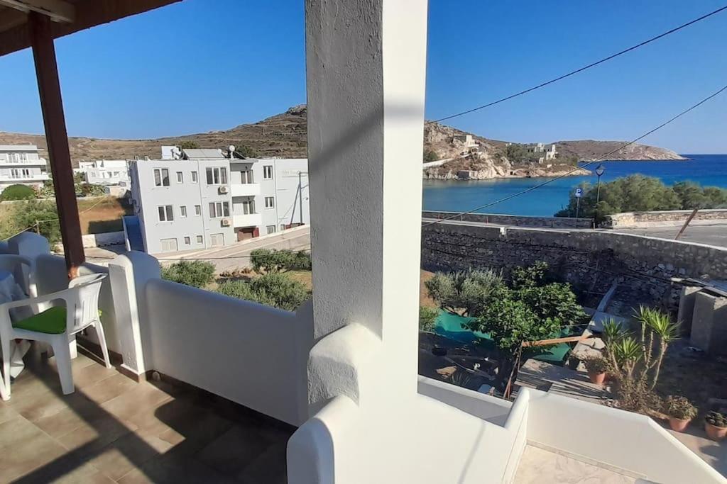 παραθαλάσσιο με θέα τον κόλπο βάρης Vari (Syros)
