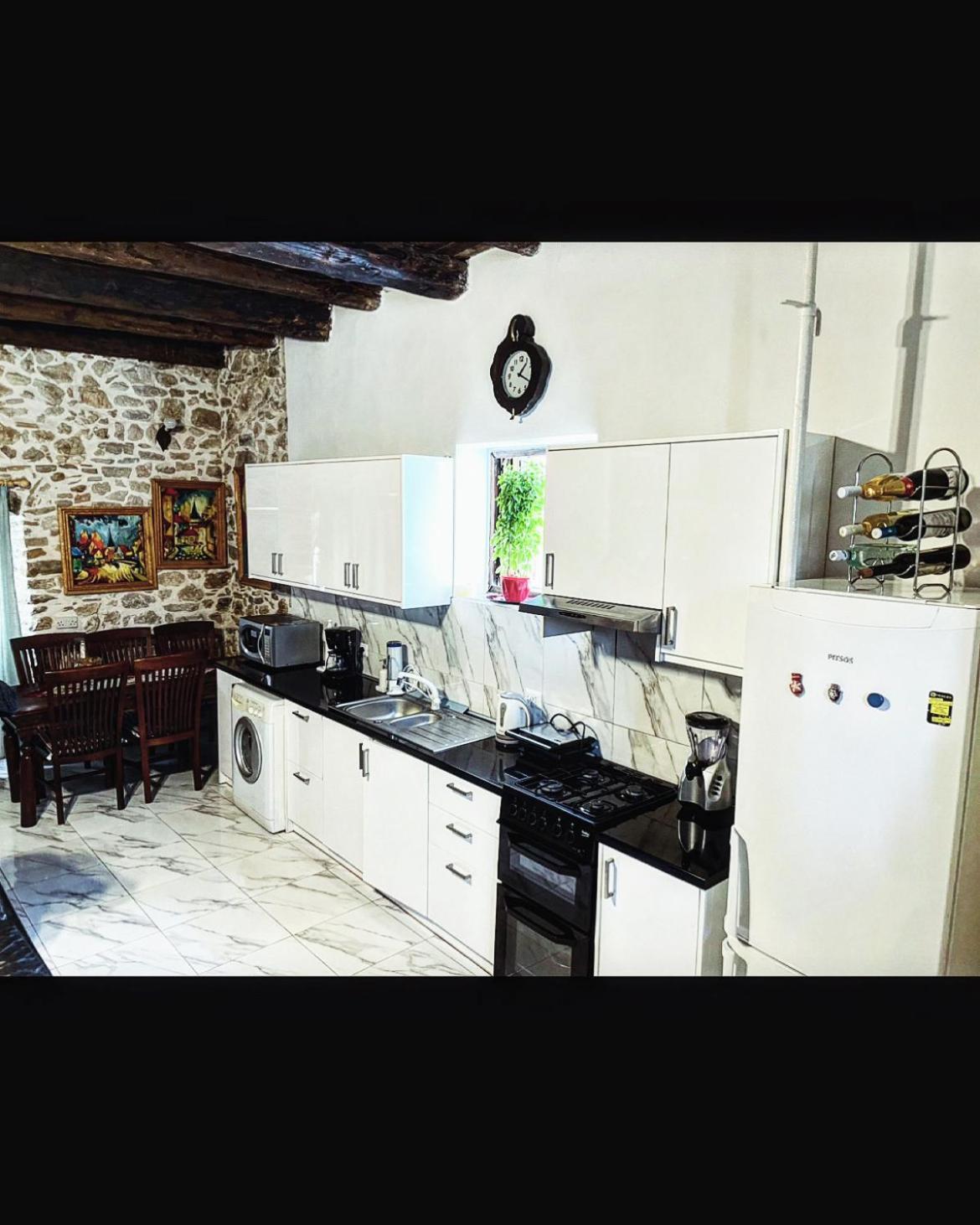 Art House Pagoi Sleeps 6 Parking 5 Min To Holiday home