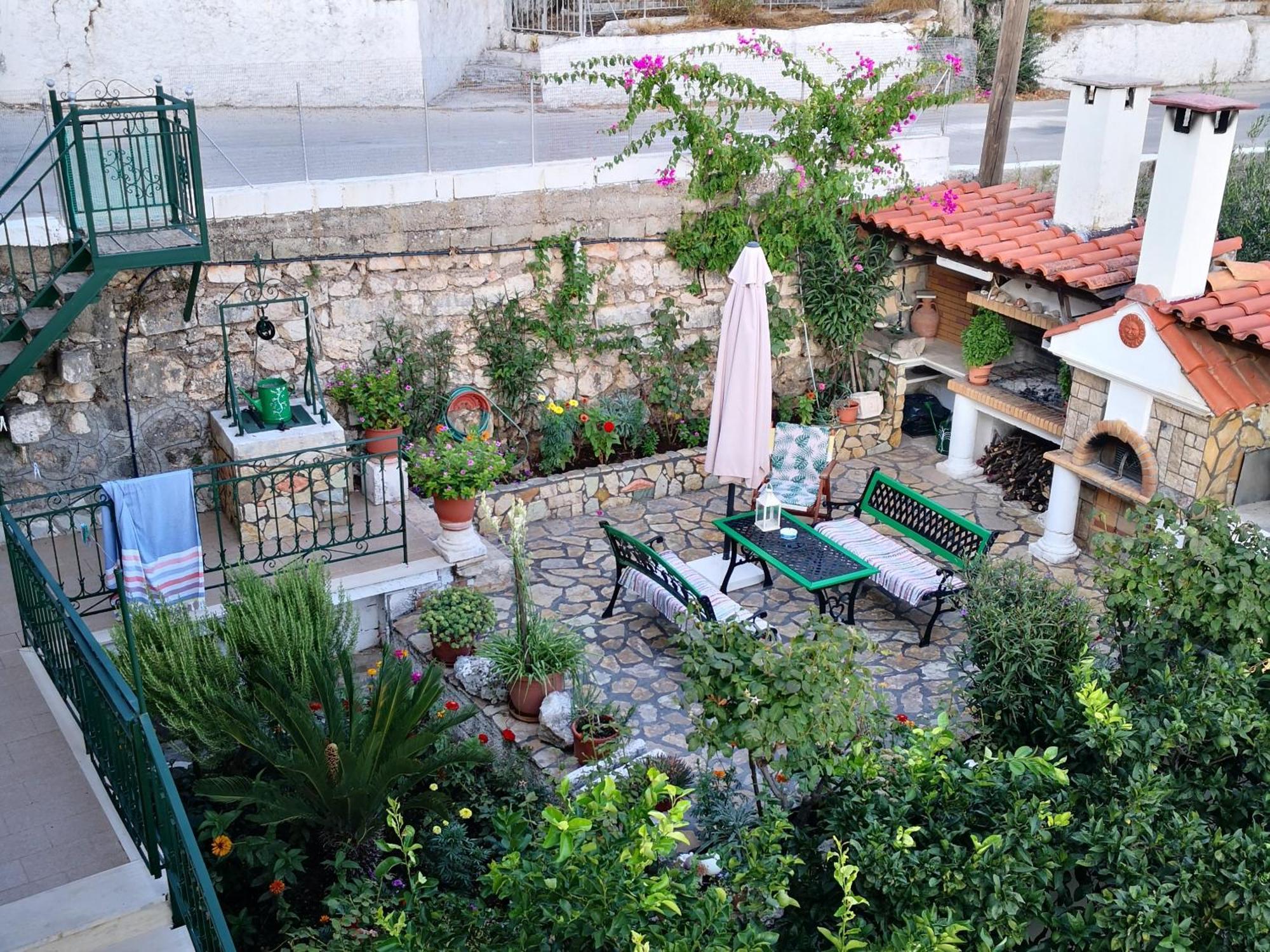 Dimitra's Cozy Apartment