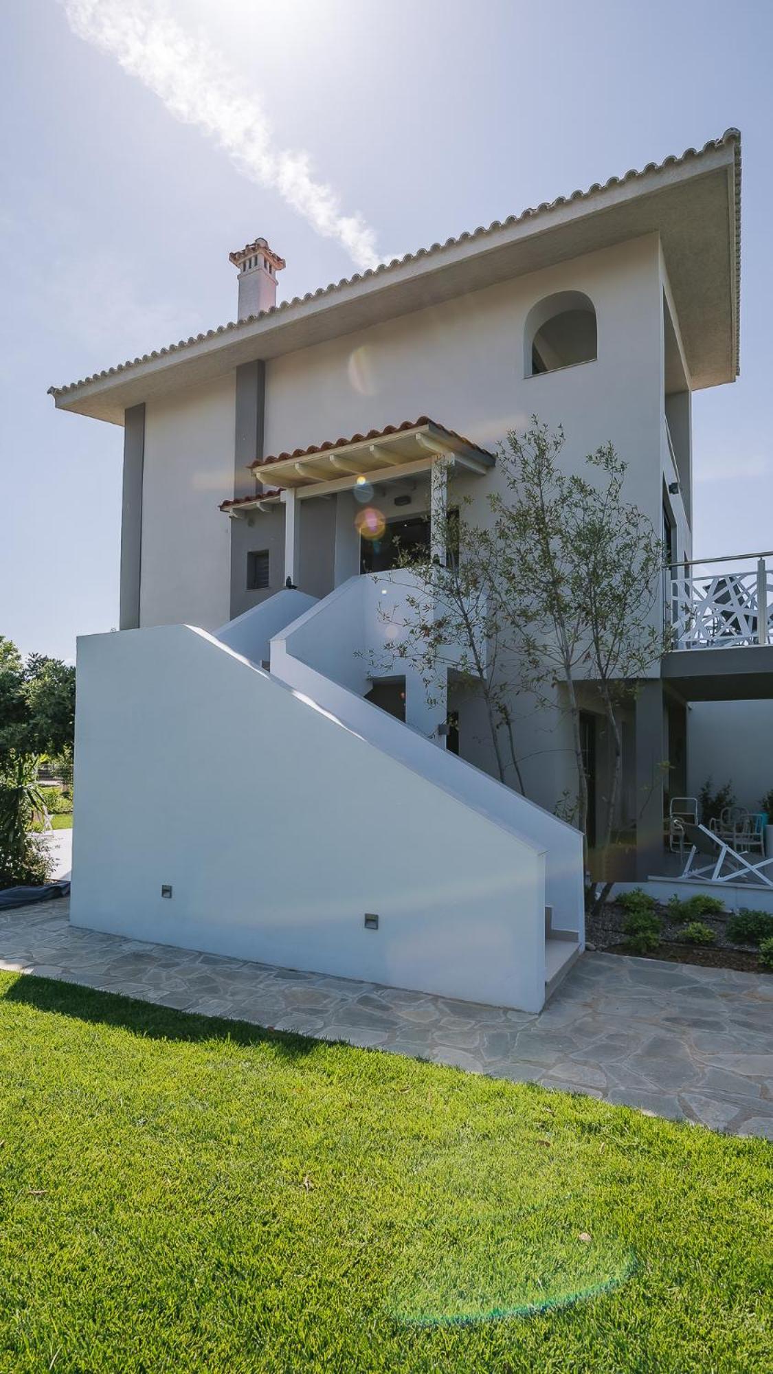 Electra Beachfront Suites, *