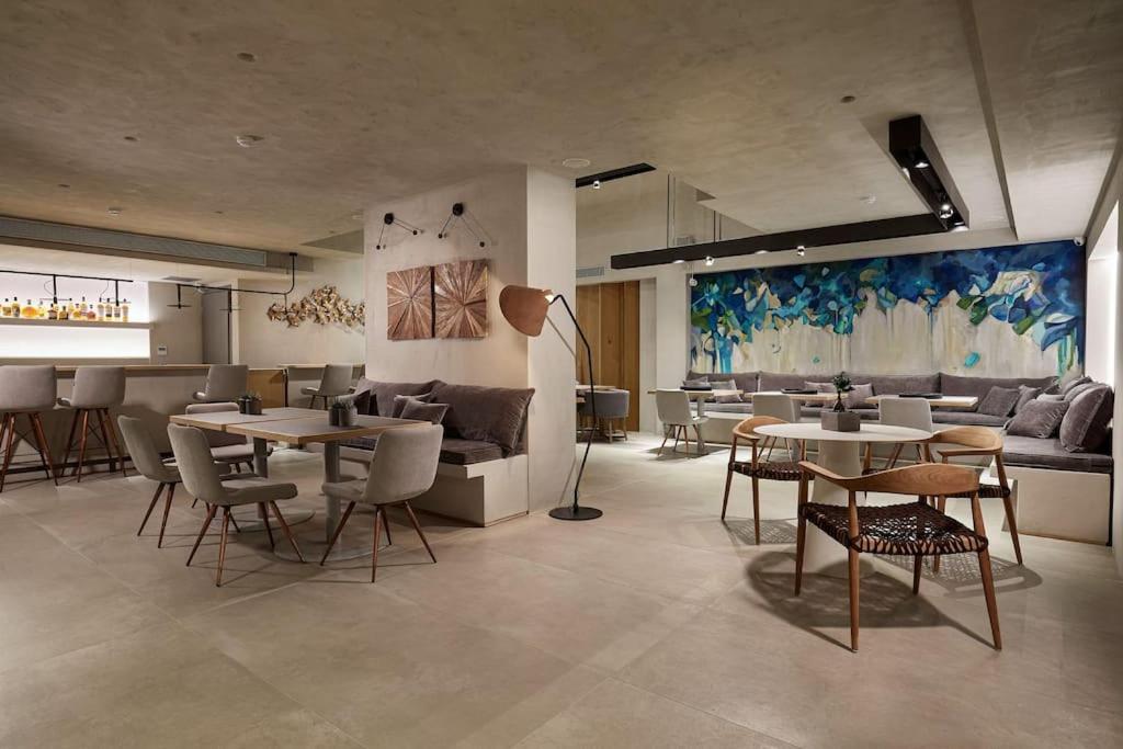 Cw Riviera Apartment Athens