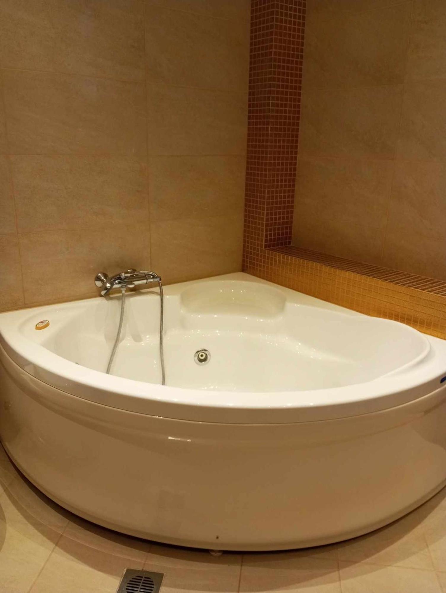 - Family Comfort With Large Garden, Jacuzzi Kos Town