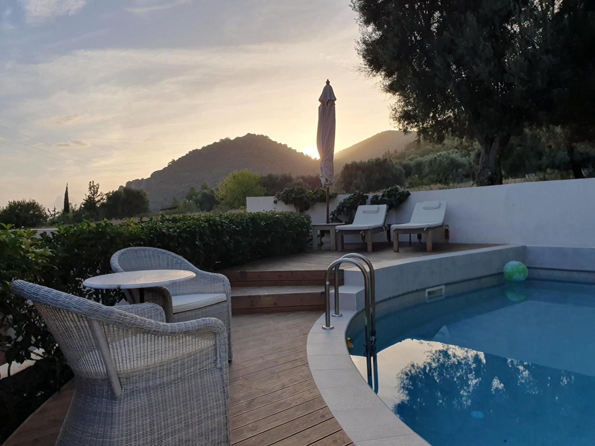Private Pool 2 Bedroom Near The Sea