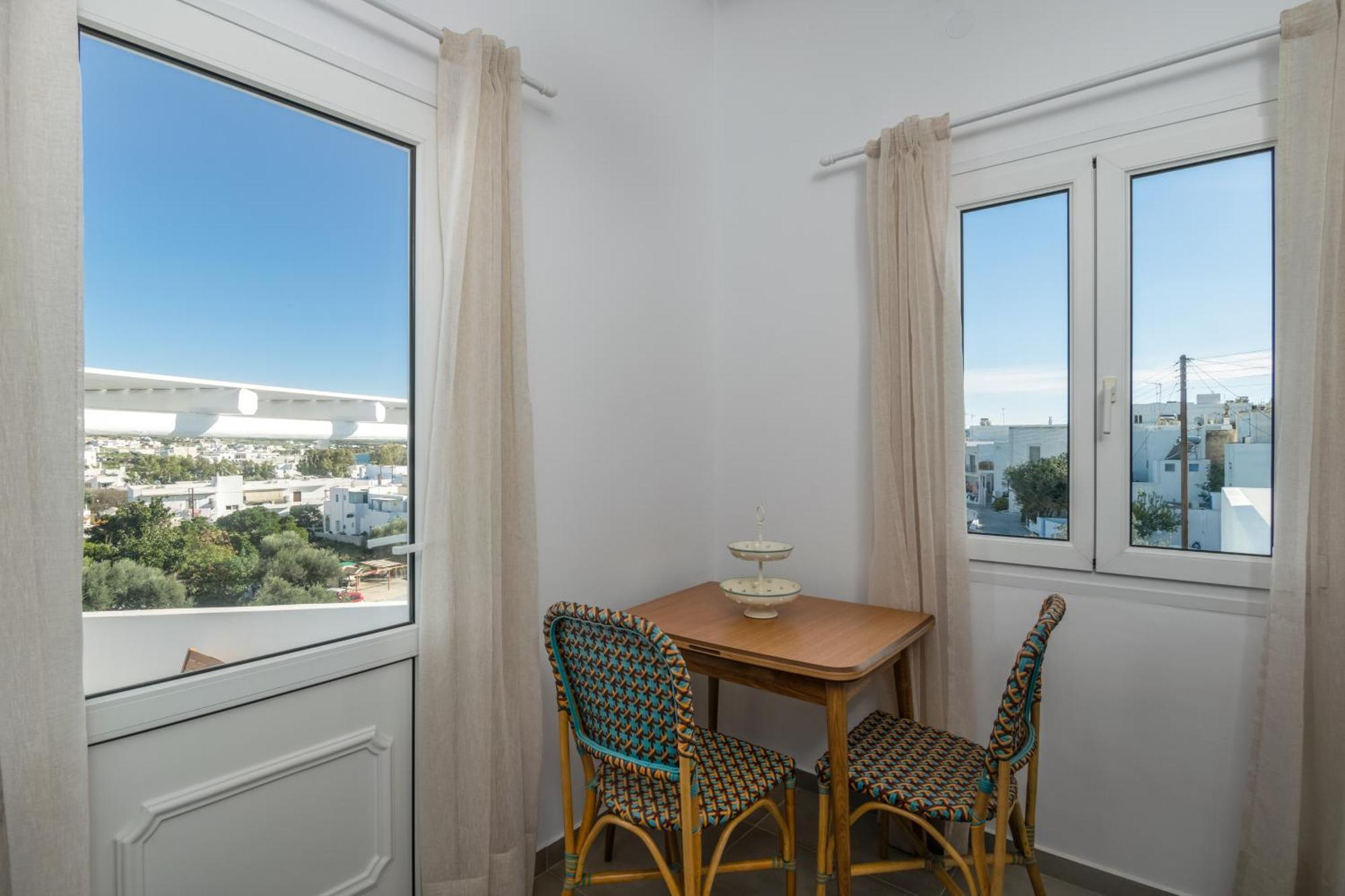 μπαλκόνι με θέα / Viewtiful Balcony Apartment Adamantas (Milos)
