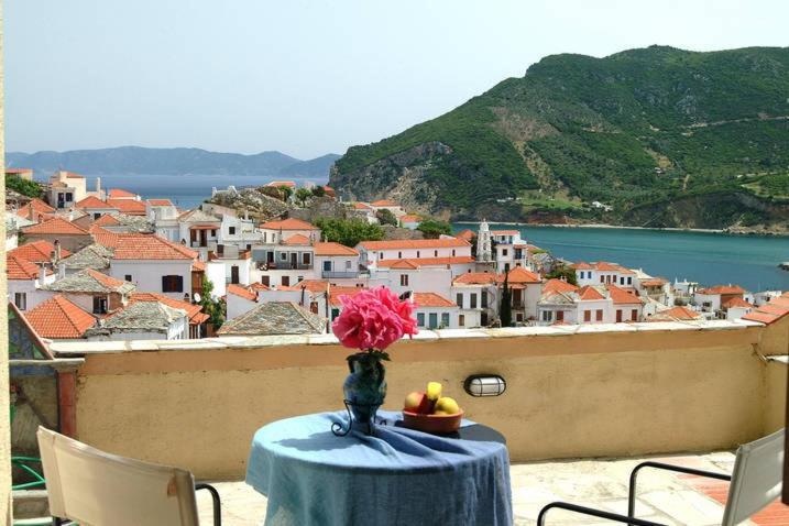 Aperanto Galazio Skopelos Town
