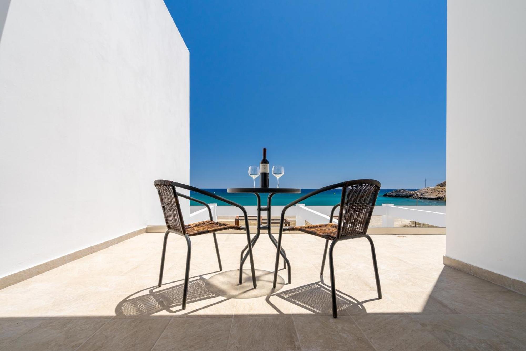 Kamari Hotel 4*