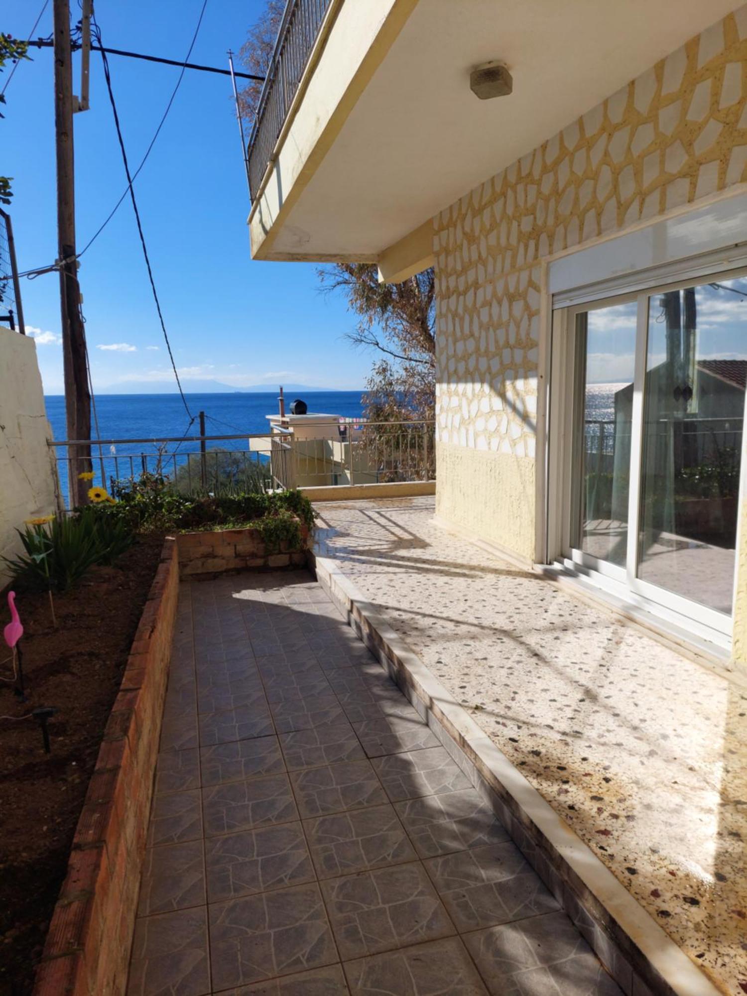 Dolphins Apartment Plomari