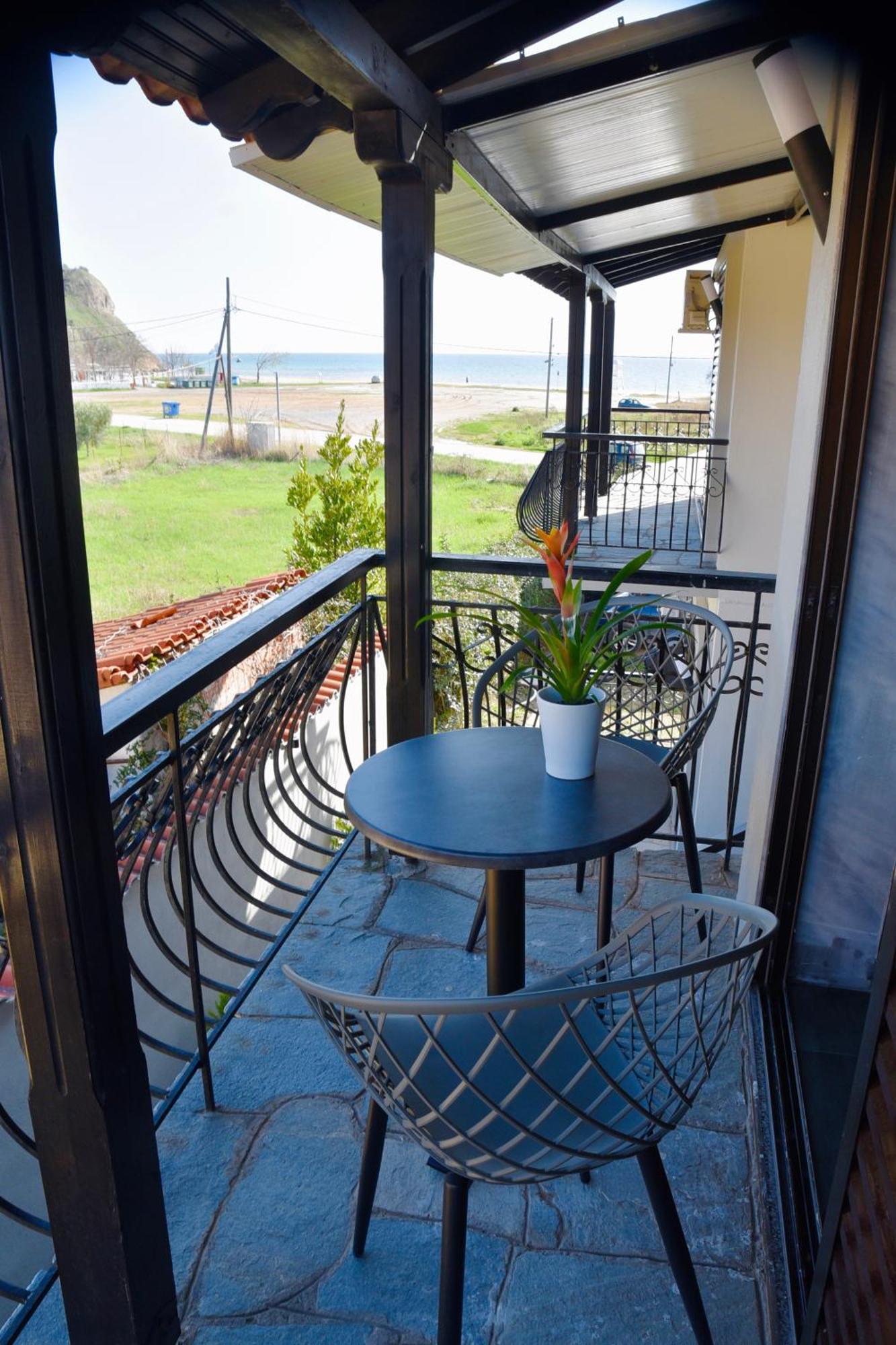 Nine 9 Beachfront Apartment *
