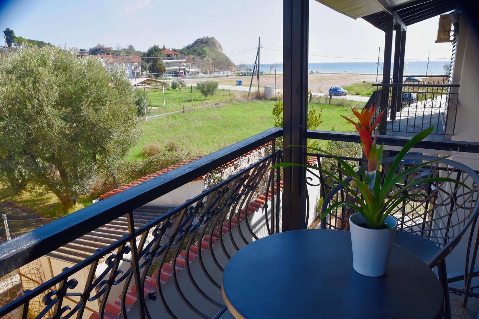 Nine 9 Beachfront Apartment Nea Kallikrateia