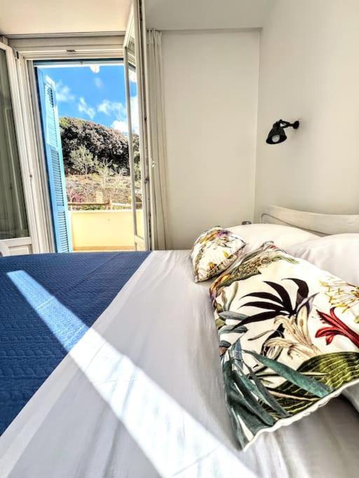 Grand Blue Balcony Island House Holiday home *