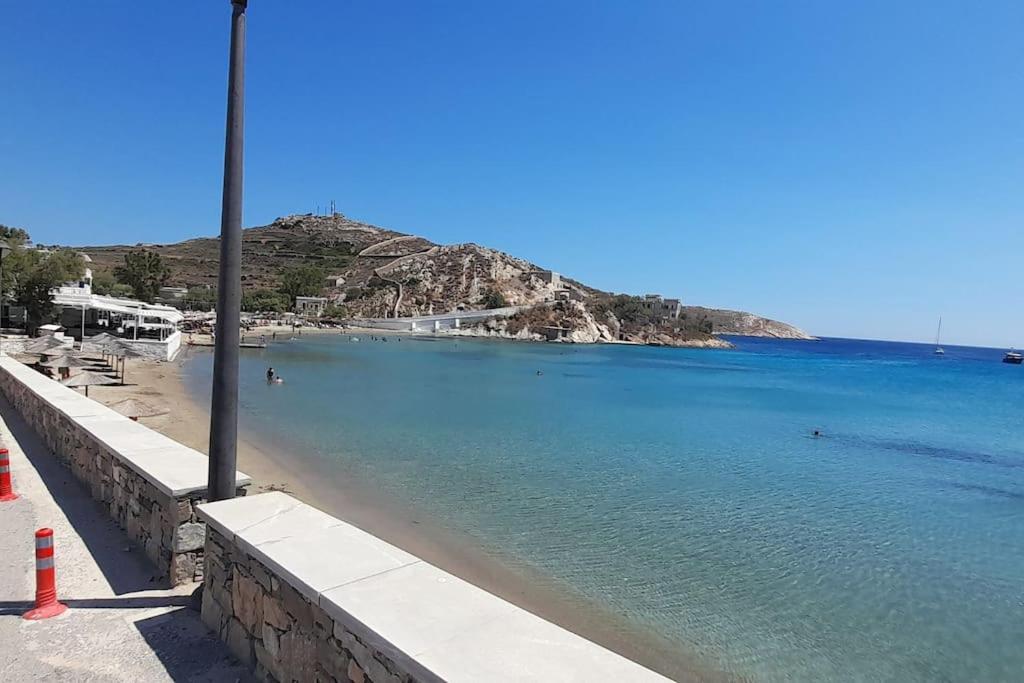 παραθαλάσσιο με θέα τον κόλπο βάρης Vari (Syros)