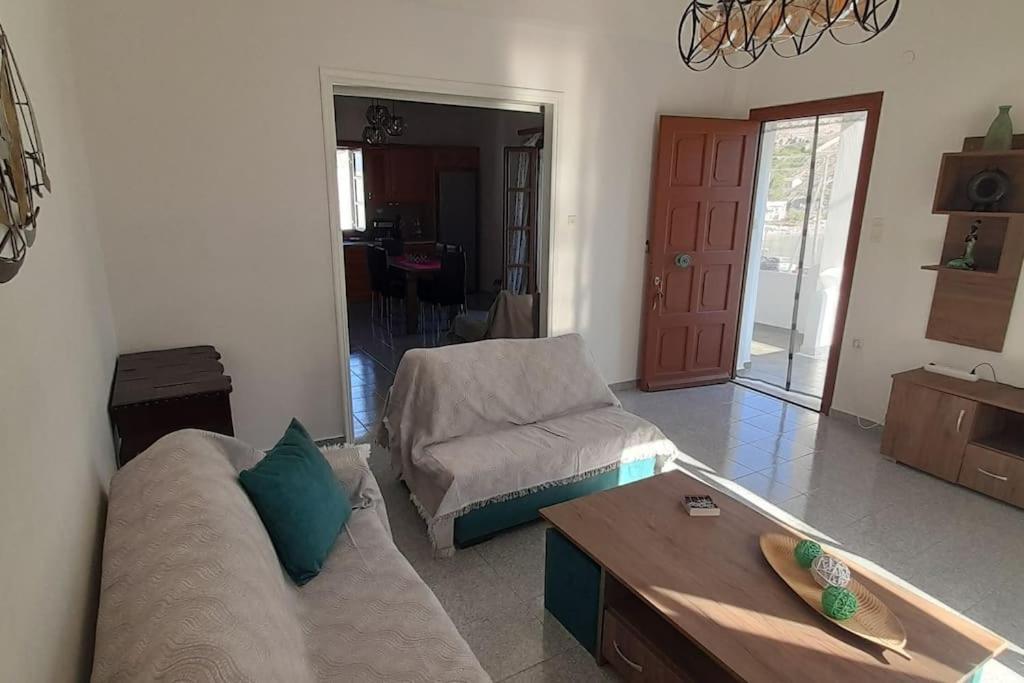 παραθαλάσσιο με θέα τον κόλπο βάρης Vari (Syros)