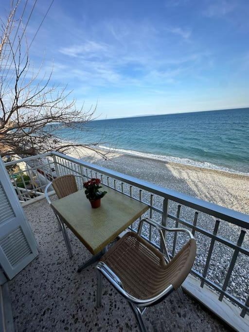 Apartment Grekou In The Waves