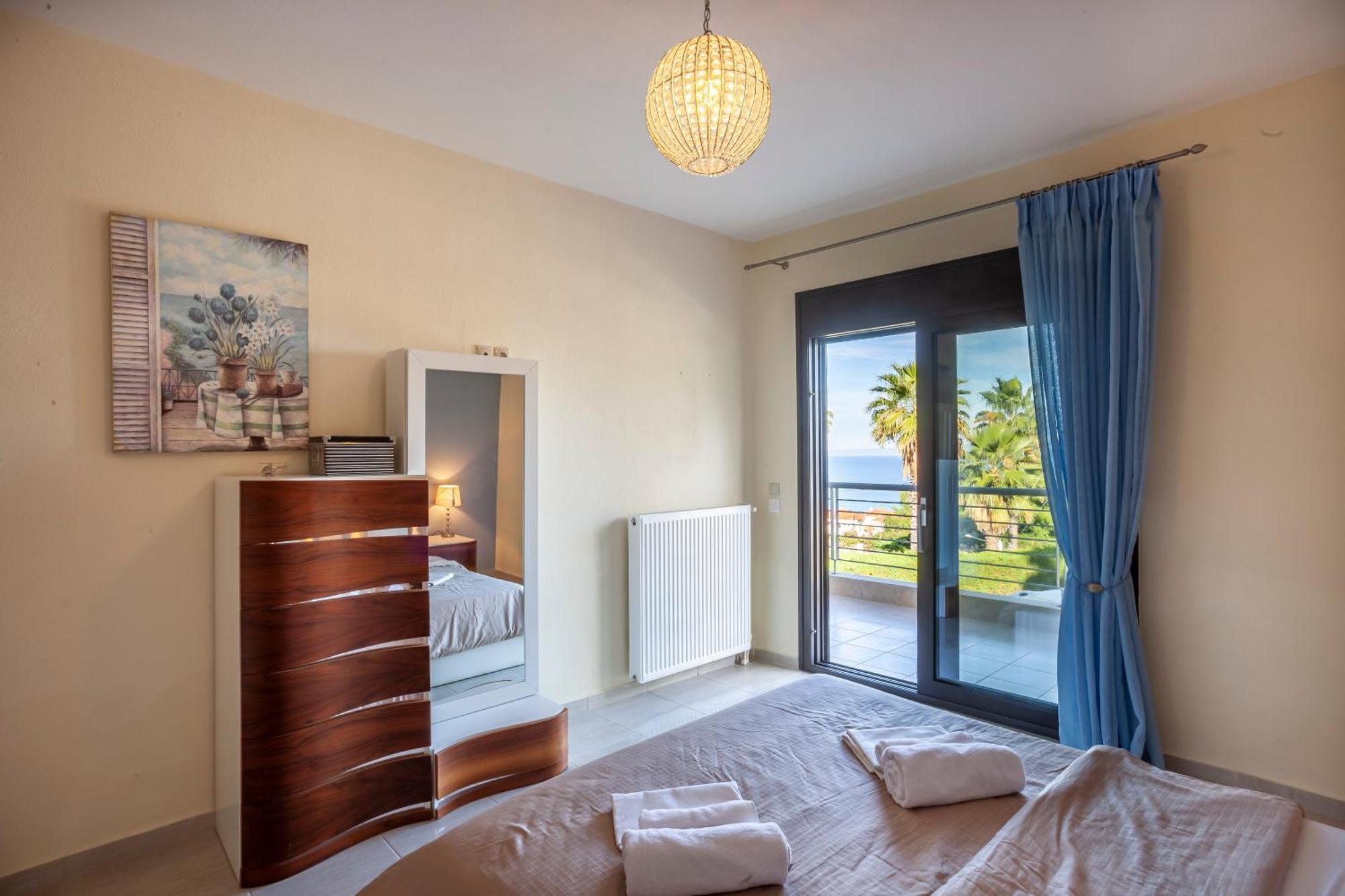 Perfect View Deny With 6 Bedrooms And Heated Pool Hanioti