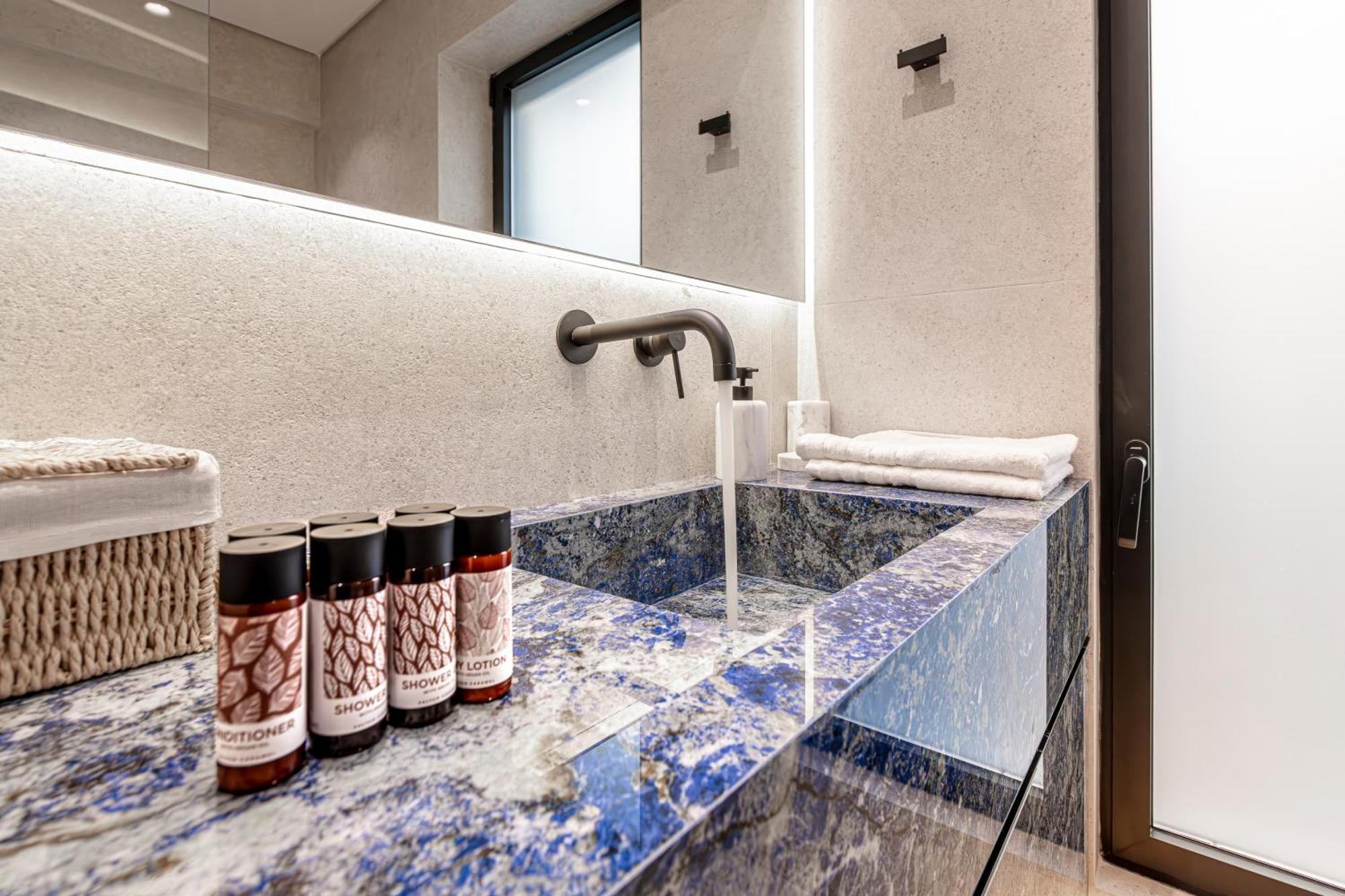 Opulent Penthouse 1 *
