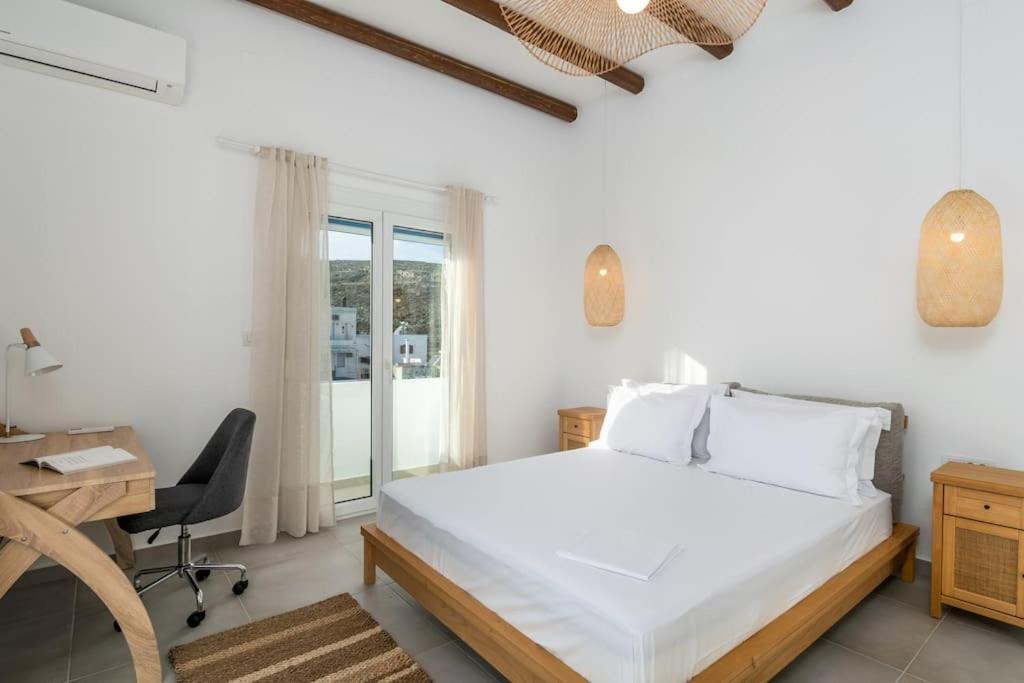 μπαλκόνι με θέα / Viewtiful Balcony Apartment Adamantas (Milos)