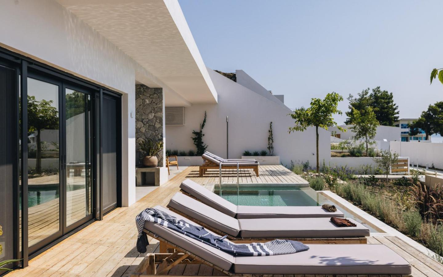 Private Pool With Prime Location Oraio Meros *