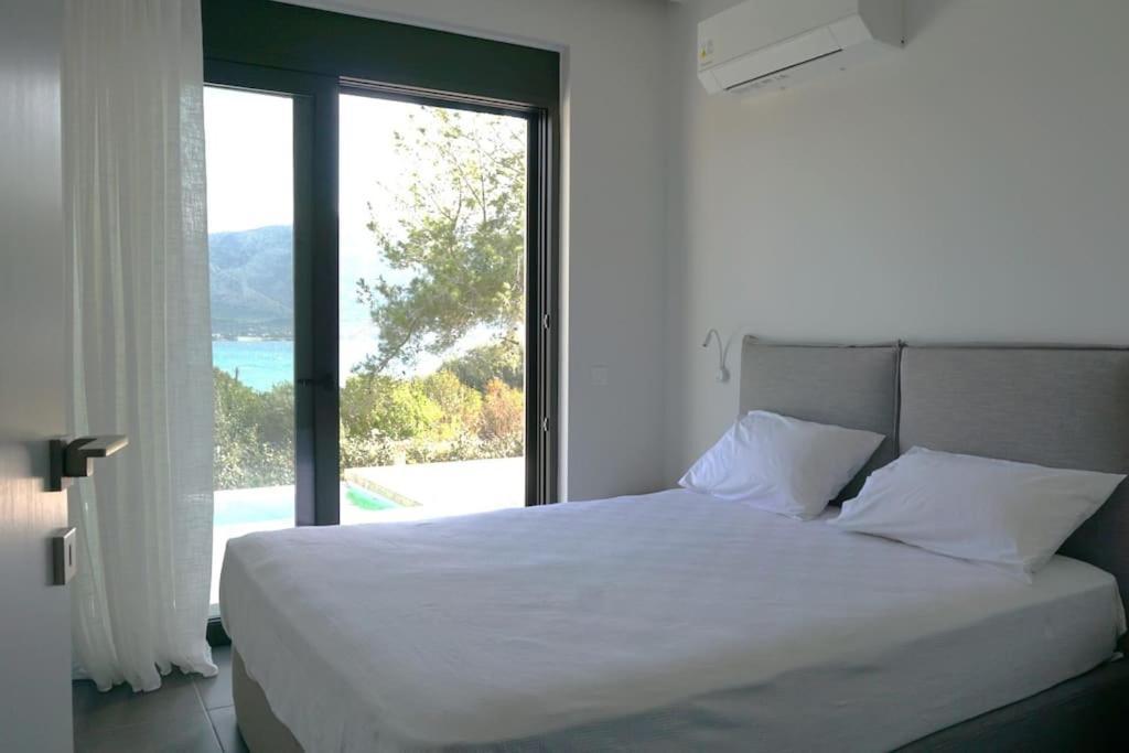 Seaside Villa: Private Pool, Mountain View For 6 *