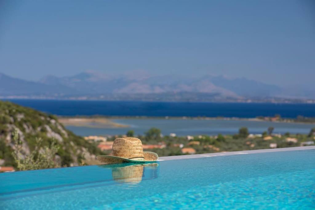 Villa Theretro, With Superb View Apolpaina