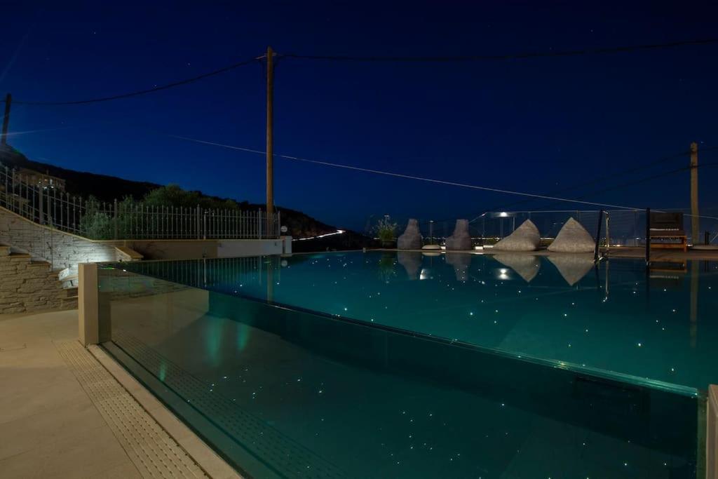 Villa Theretro, With Superb View Apolpaina