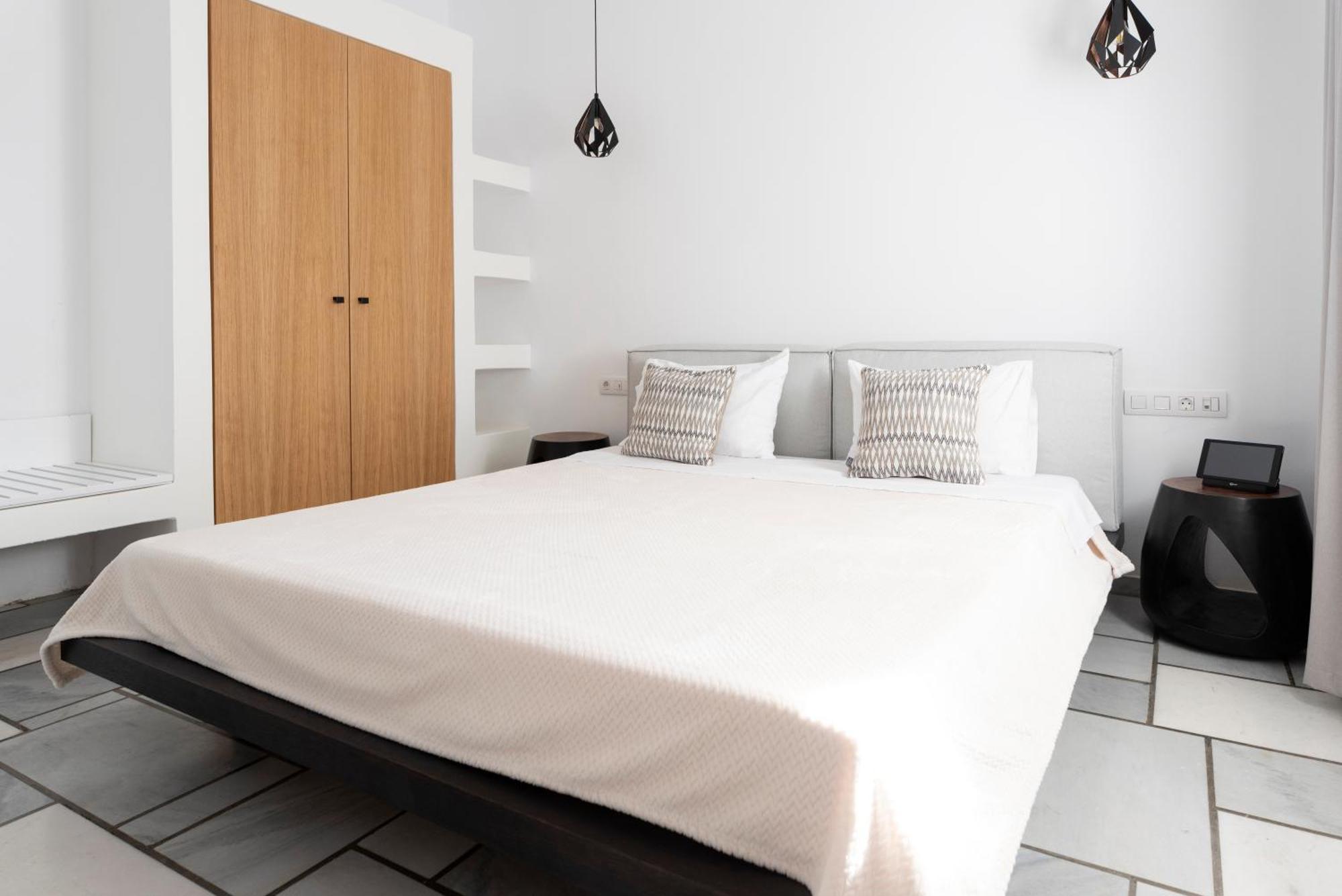 Agnanti & Hotel Parikia (Paros)