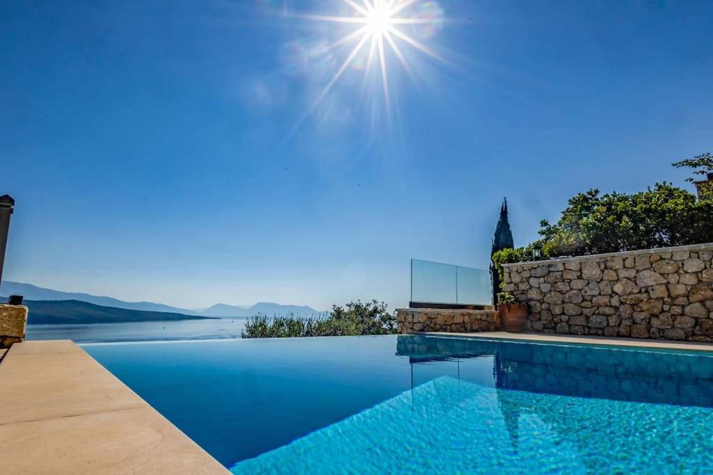 Leonardo, With Superb Views Villa *