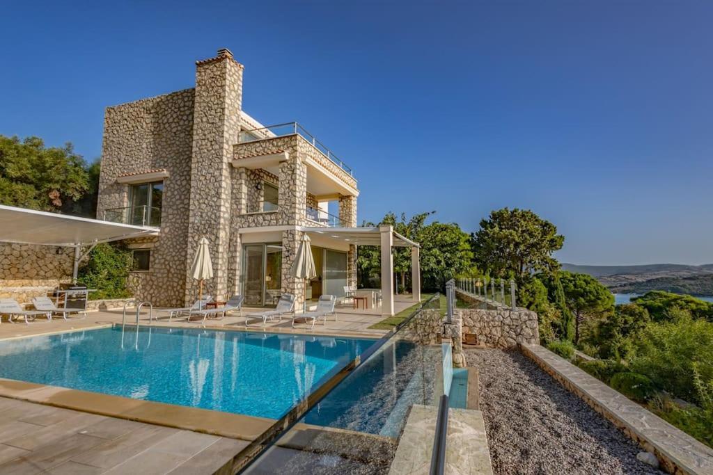 Leonardo, With Superb Views Villa *
