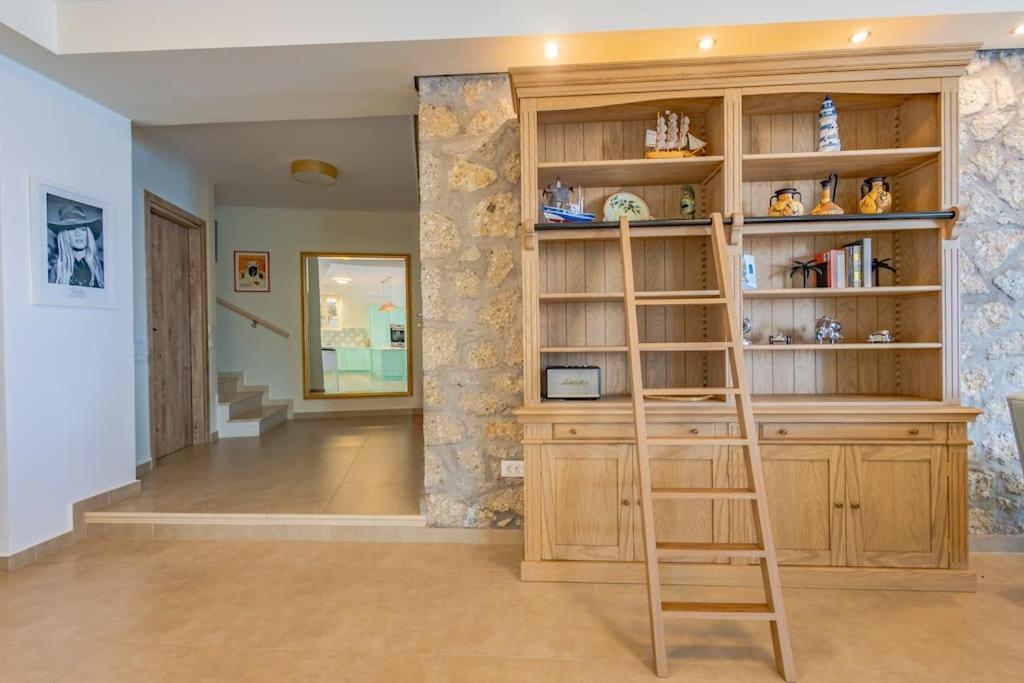 Villa Isabelle With Superb Views *