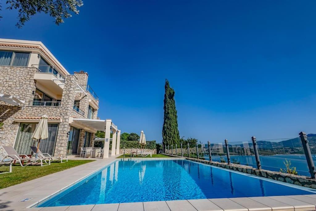 Isabelle With Superb Views Villa