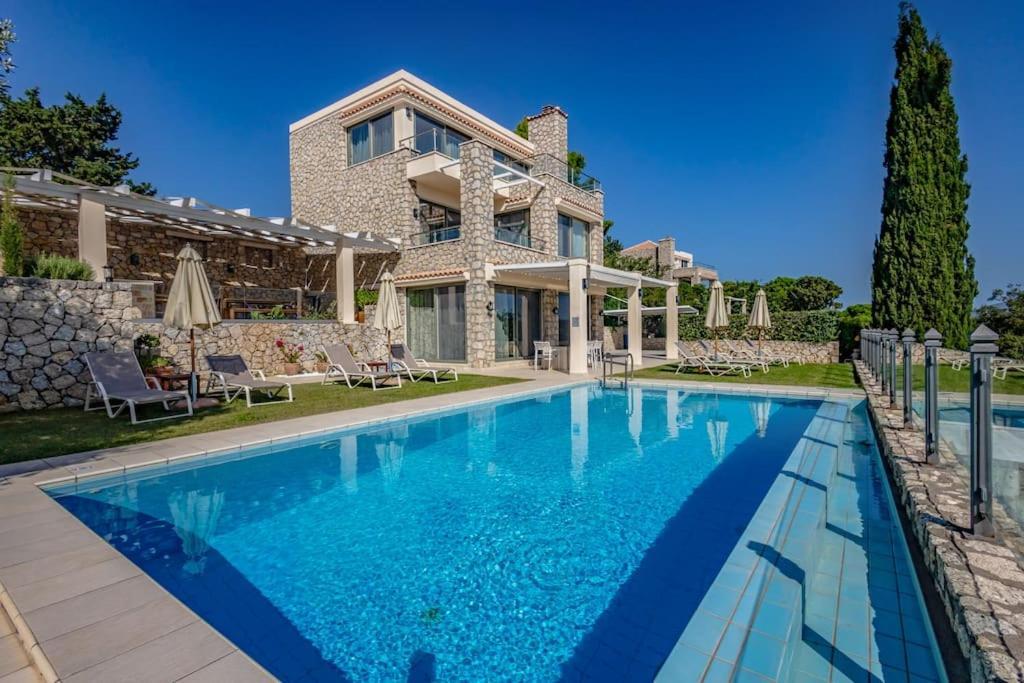 Villa Isabelle With Superb Views *