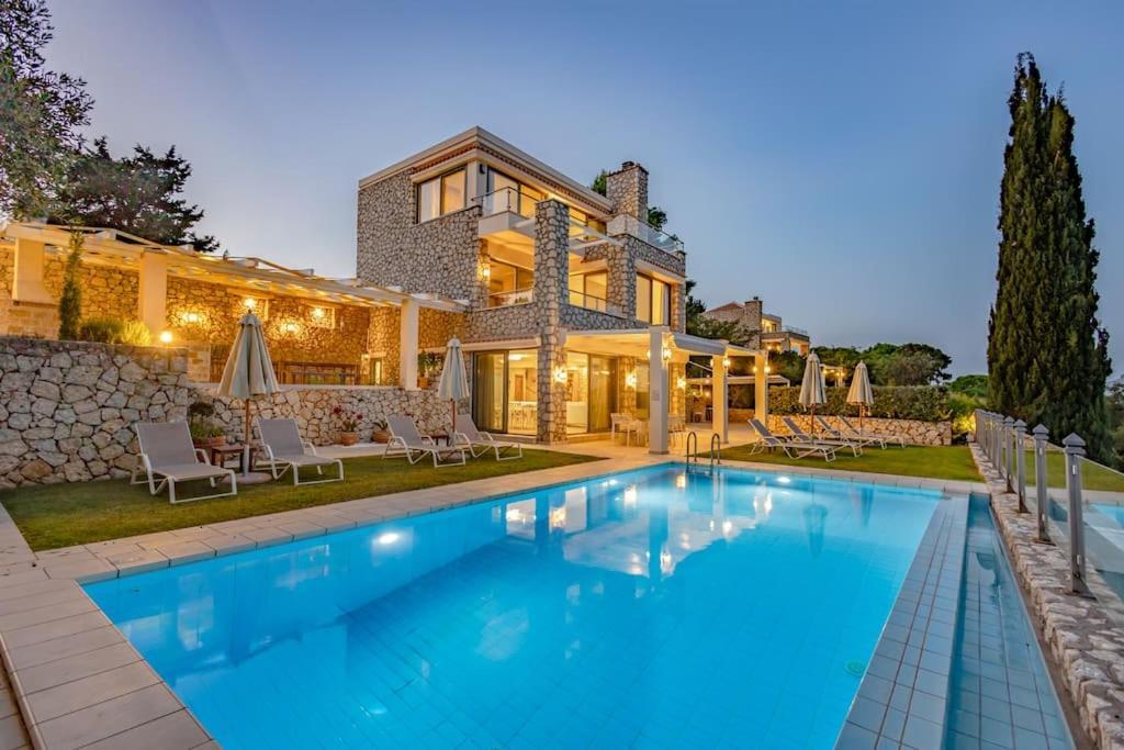 Villa Isabelle With Superb Views *