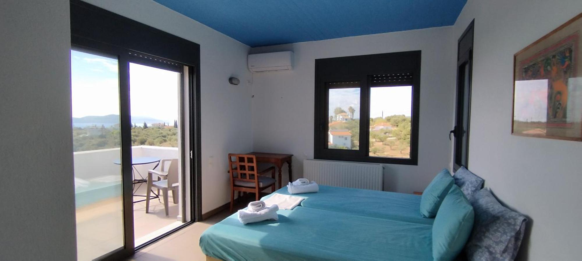 Villa Liofyto - Stylish With Views To Foinikounda Bay *