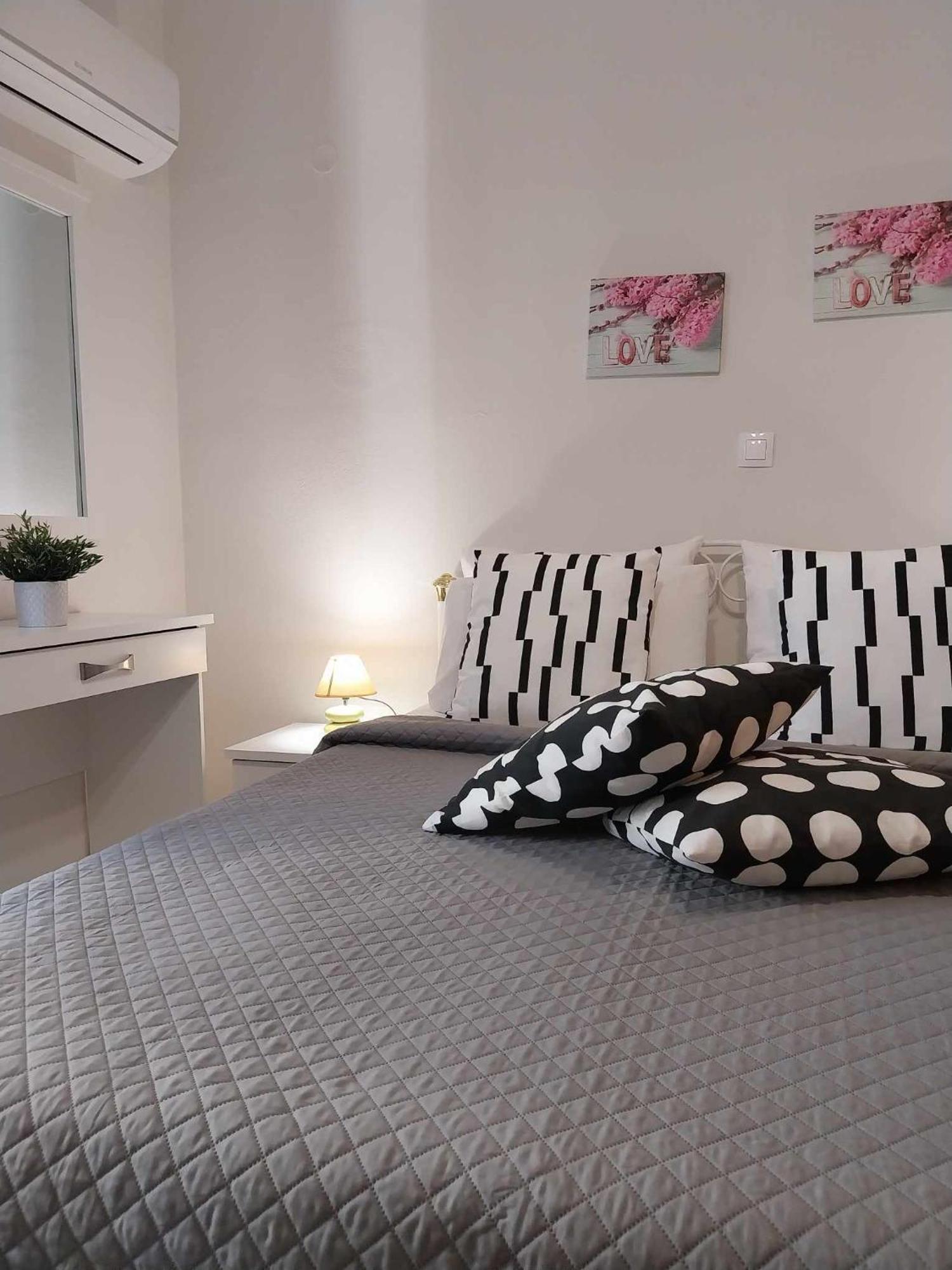 Lilis In Center With Sea View Apartment *