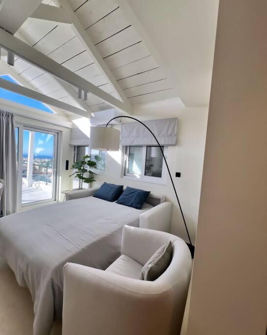 Luxury Penthouse W/ Sea View Apartment *