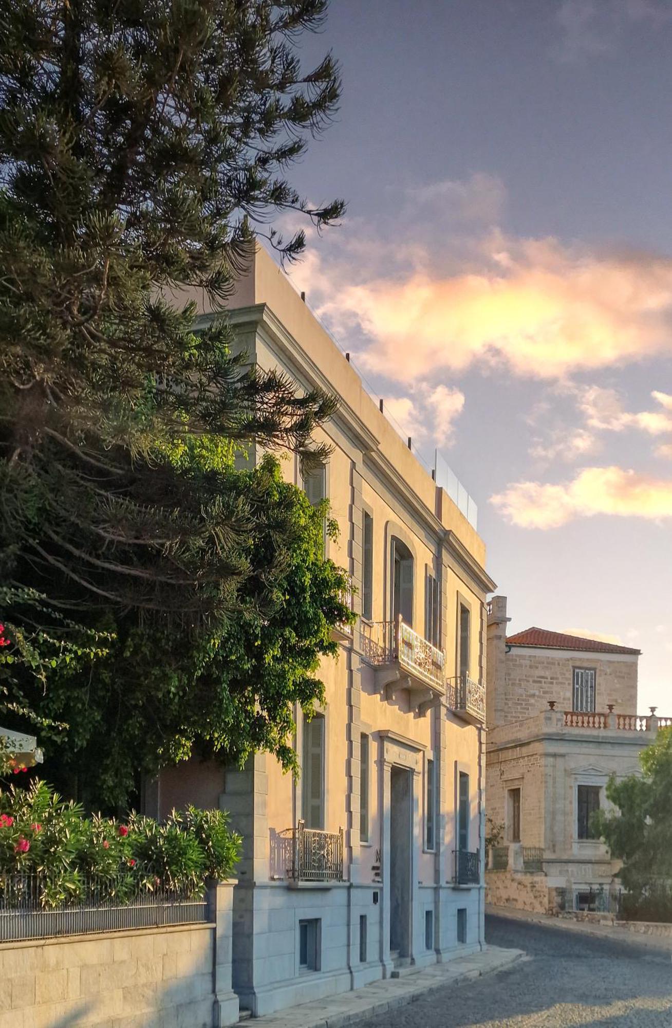 Aristide - Small Luxury Of The World