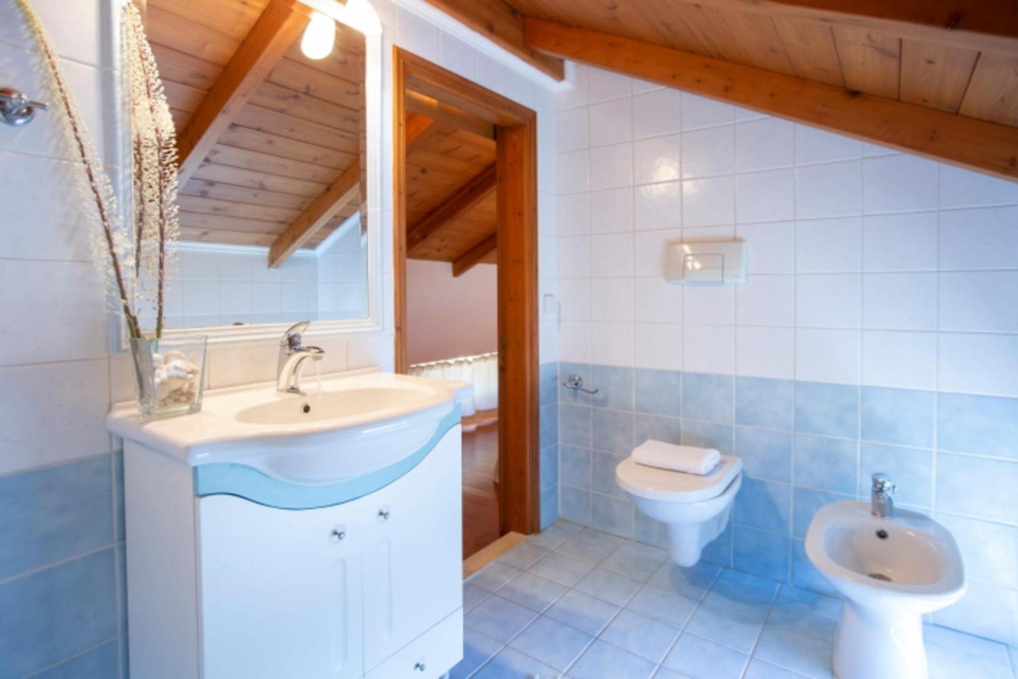 Villa Giancarlo - Lovely With Stone And Wood Elements In Bay