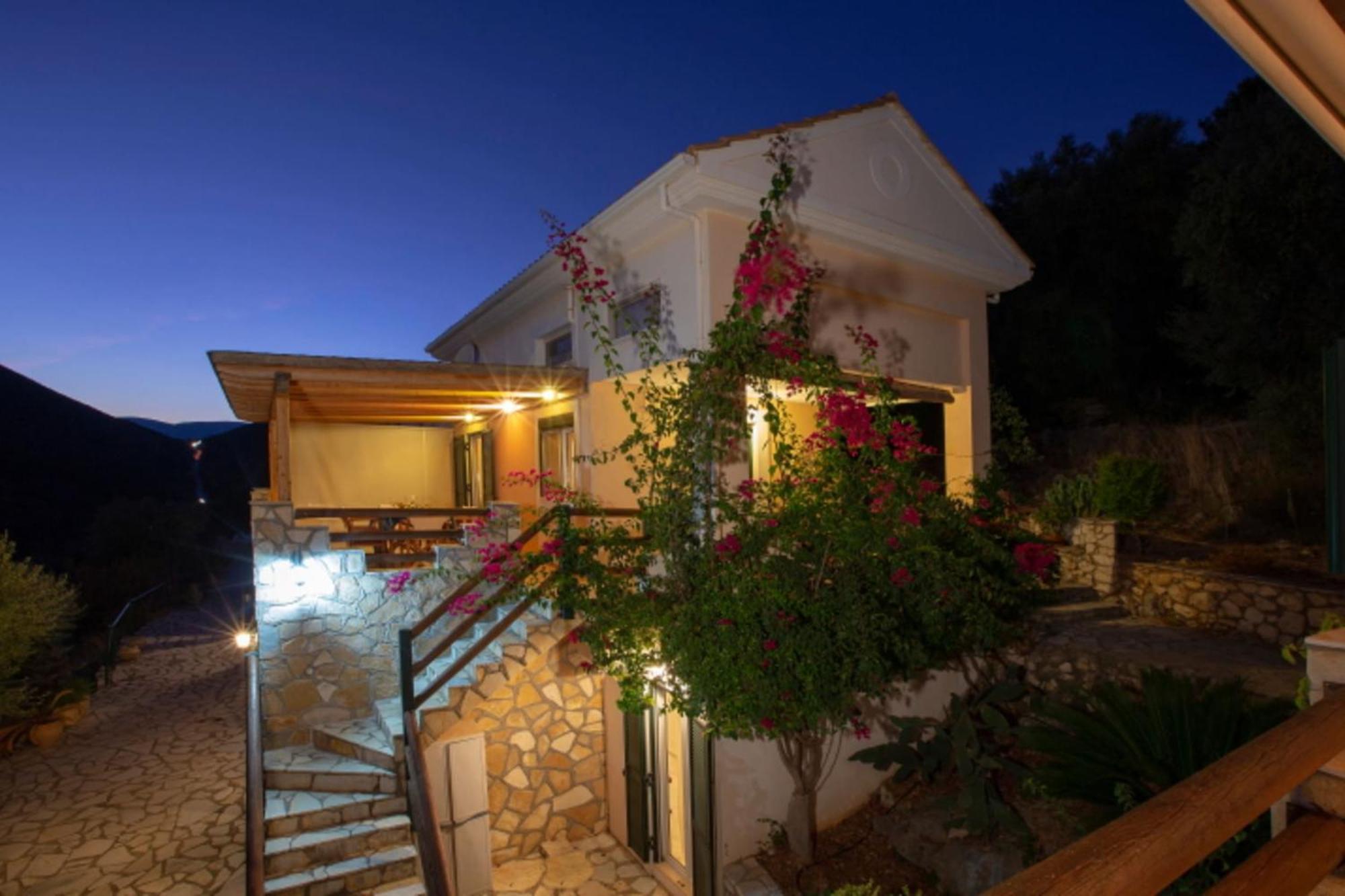 Giancarlo - Lovely With Stone And Wood Elements In Bay * Sivota (Lefkada)