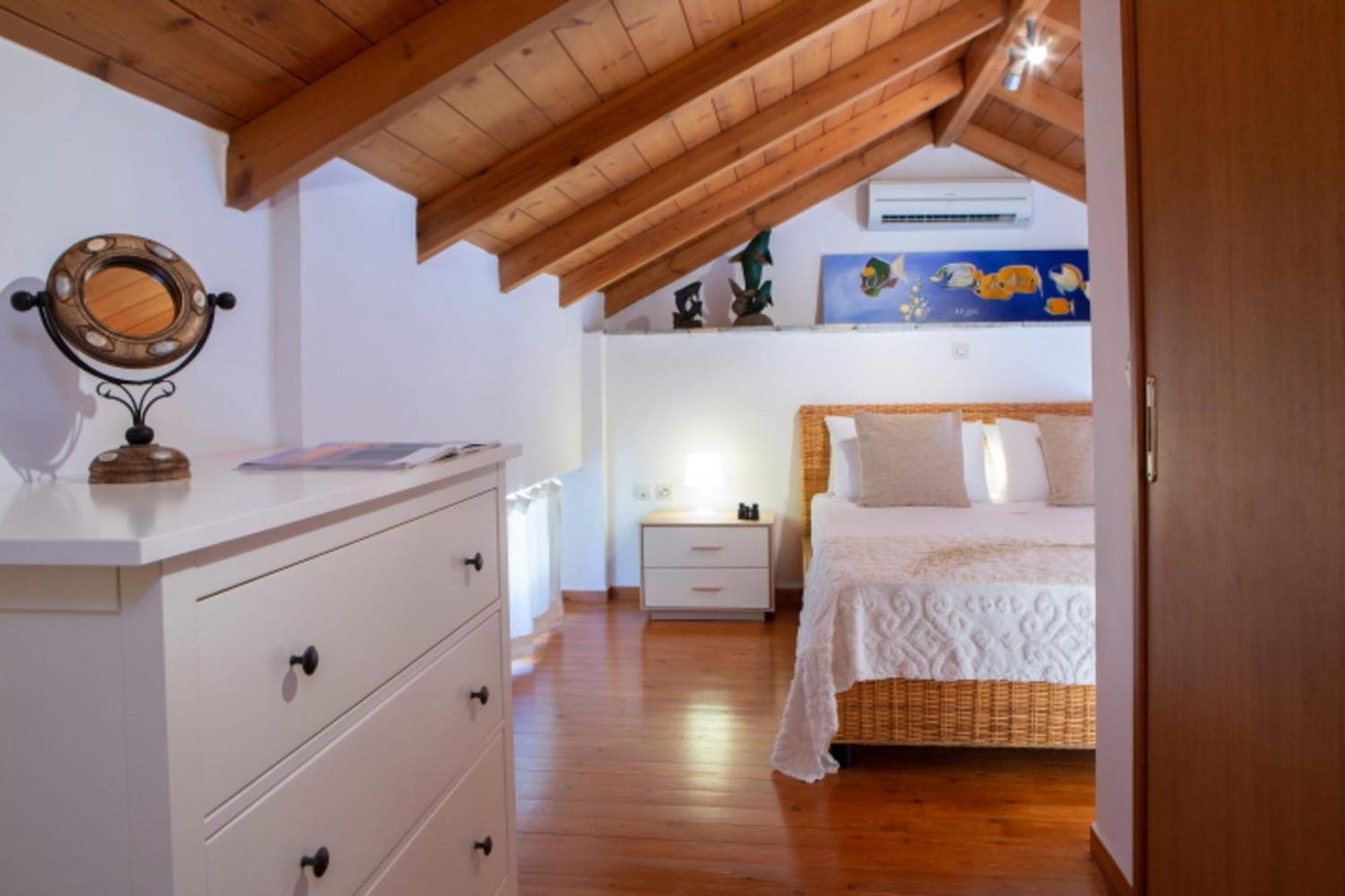 Villa Giancarlo - Lovely With Stone And Wood Elements In Bay