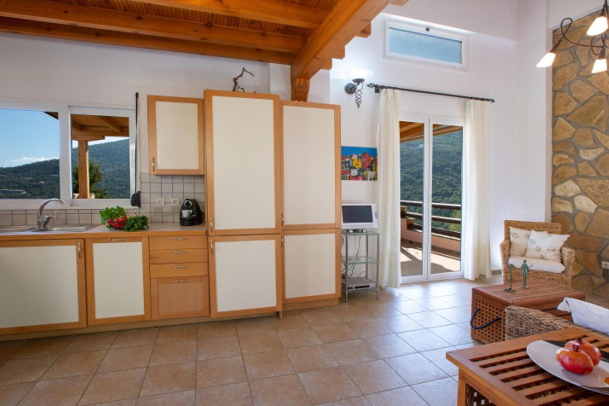 Giancarlo - Lovely With Stone And Wood Elements In Bay *