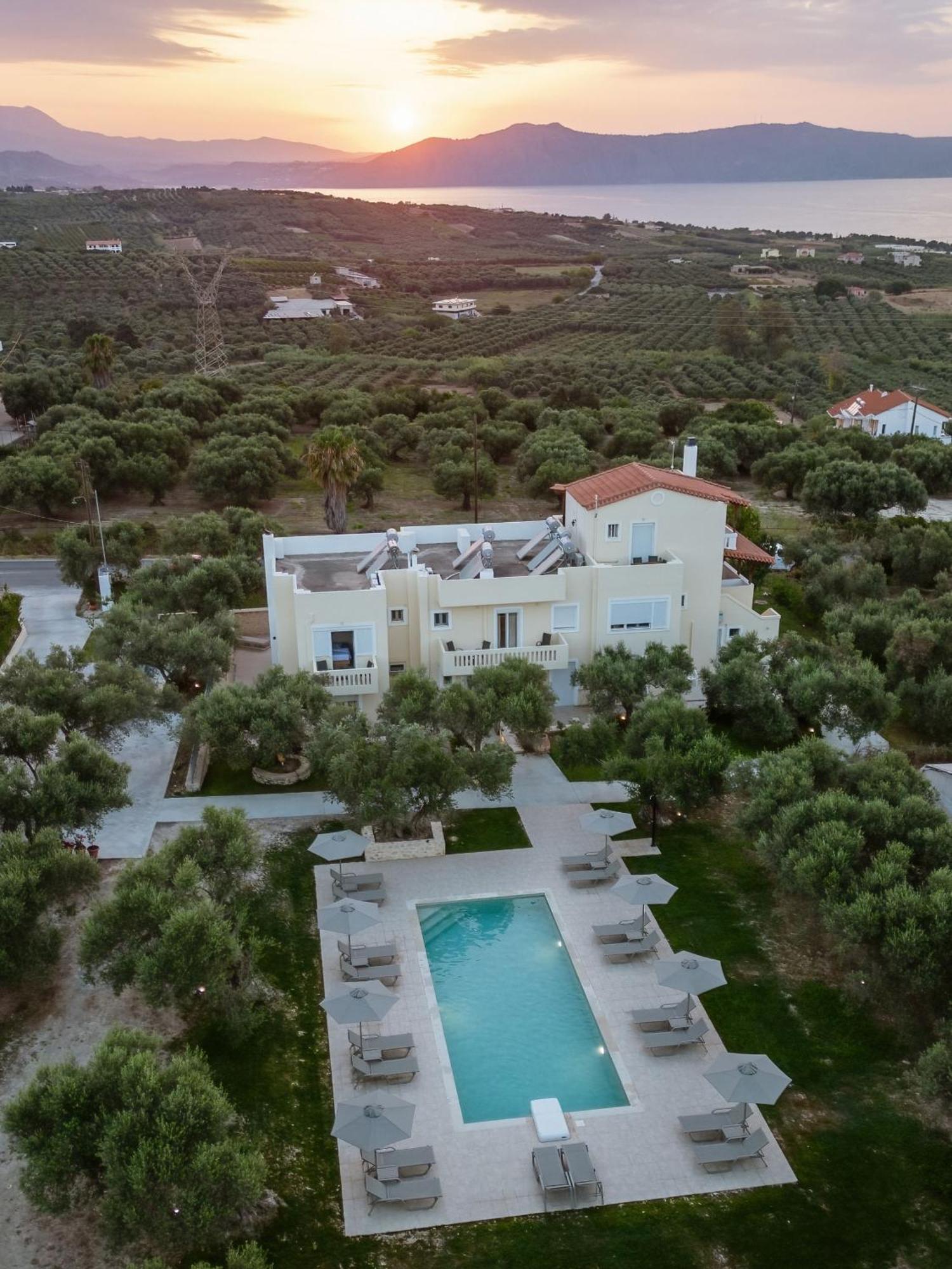 Aparthotel Lyrids