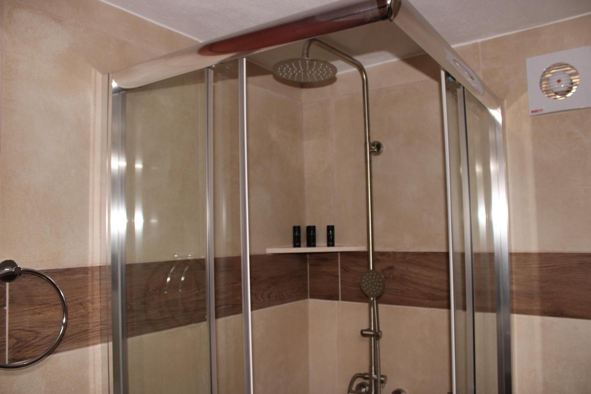 Square Apartment *