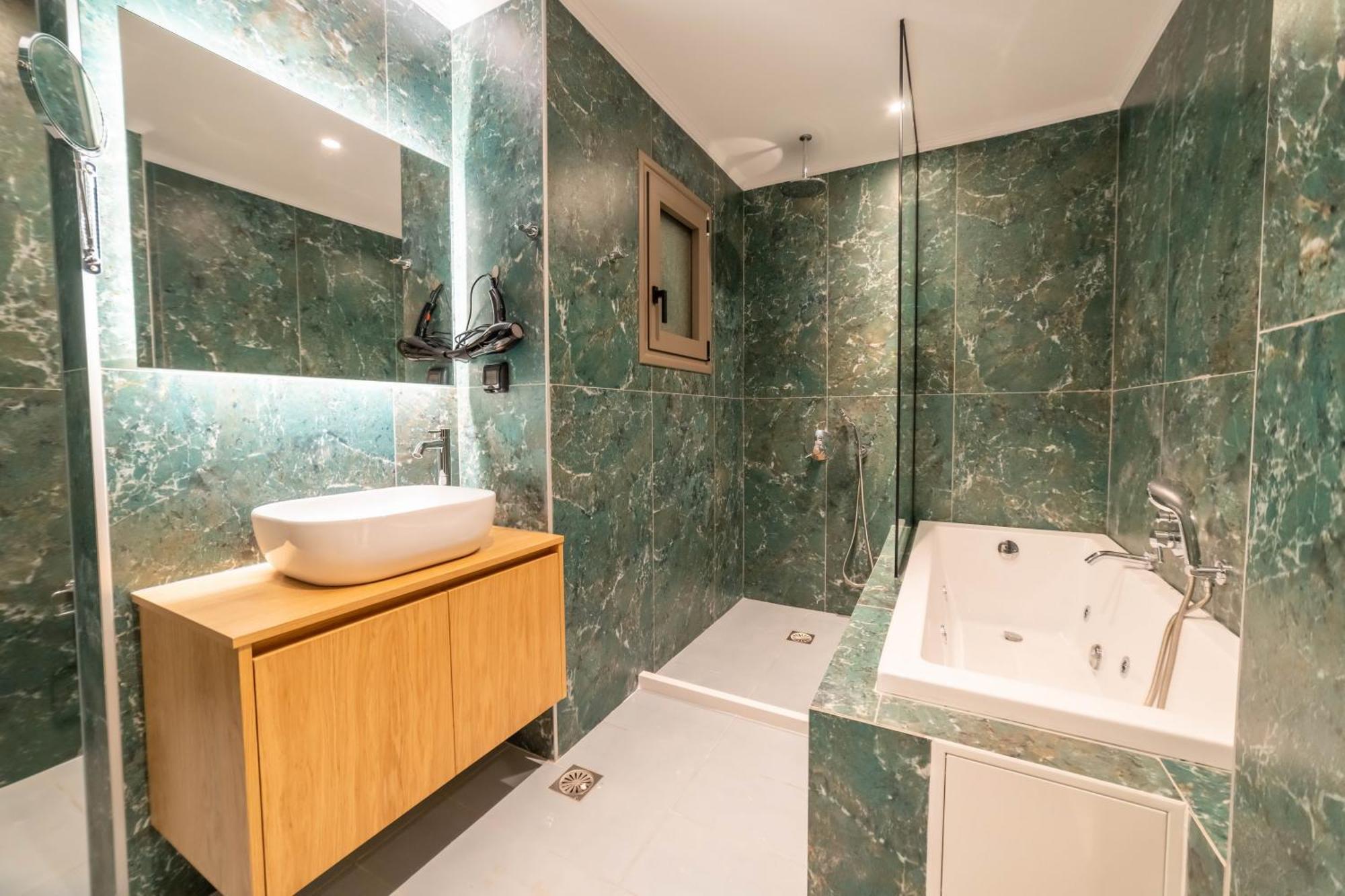 Naturalia Grey Luxury - Private Pool - Sleeps 8 *