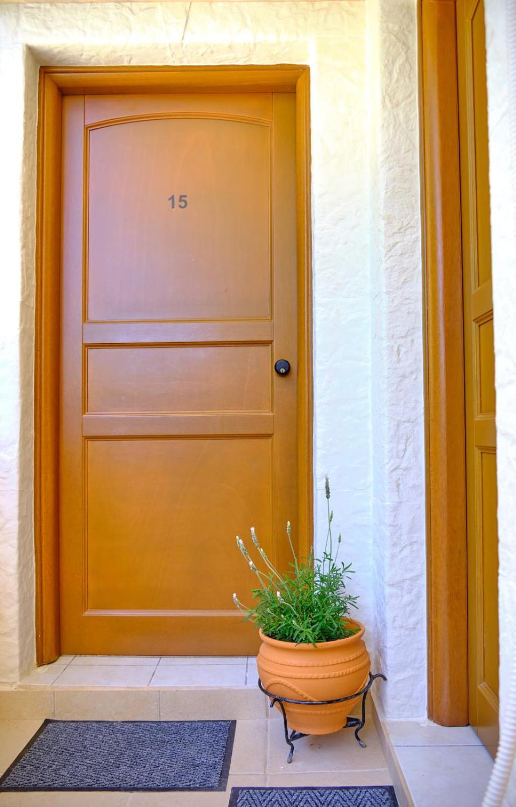 Guest house Houmis Apts & Agios Georgios Pagon