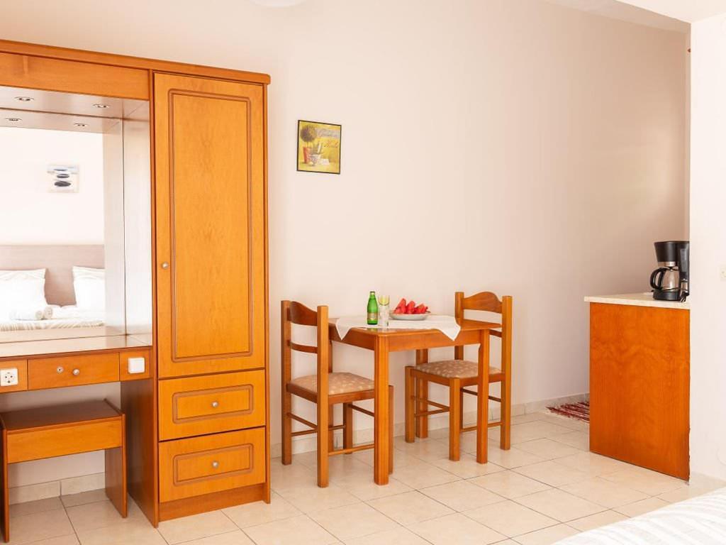 Houmis Apts & Guest house *